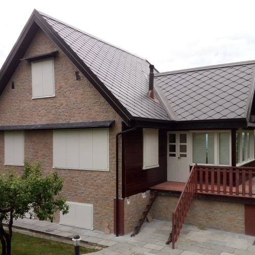 Cottage roof construction with slate black tiles 40x40